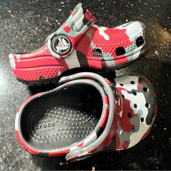 Crocs Toddlers Classic Red Camo Clog size C4 - Picture 3 of 4